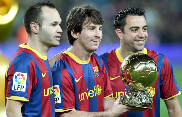 Messi con Iniesta y Xavi muestra el Balón de Oro del 2010