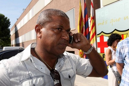 Mazinho, padre de Thiago, acudiendo a las oficinas del Barça