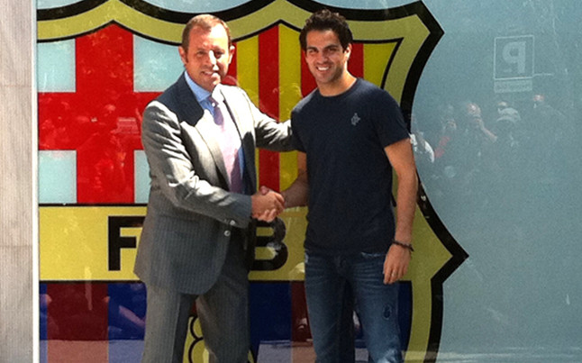 Cesc posó como nuevo jugador del Barça junto a Rosell | @mikisoria