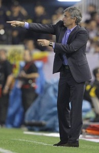 El entrenador portugués del Real Madrid, José Mourinho, da instrucciones a sus jugadores