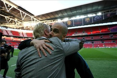 El emotivo abrazo entre Guardiola y Koeman