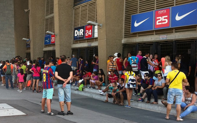 La afición se agolpa a las puertas del Camp Nou para recibir a Cesc | @rogersaperas