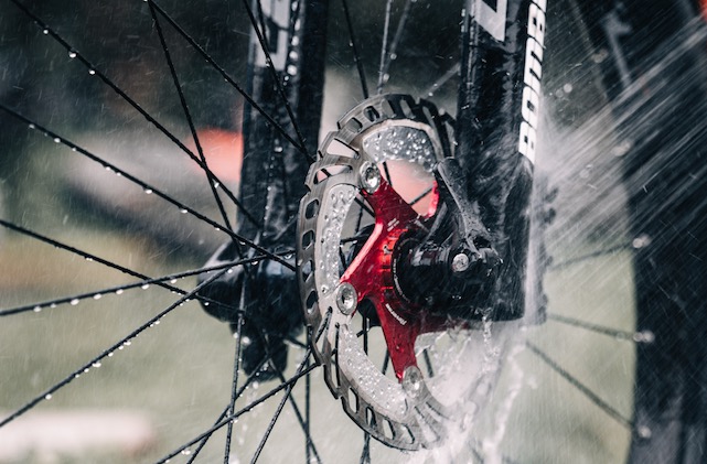 La limpieza de los frenos de disco es importante para mejorar la durabilidad de los componentes de la bicicleta