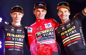 Sepp Kuss, Jonas Vingegaard y Primoz Roglic en el podio de la Vuelta a España 2023 - Foto: Rafa Gomez/SprintCyclingAgency©2023