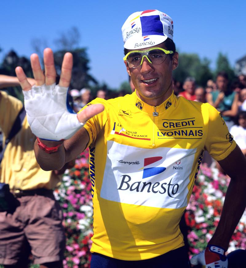 Miguel Indurain, con la famosa 'mano' que señalaba sus cinco victorias consecutivas en el Tour de Francia. (c) Graham Watson / Ciclismo a Fondo