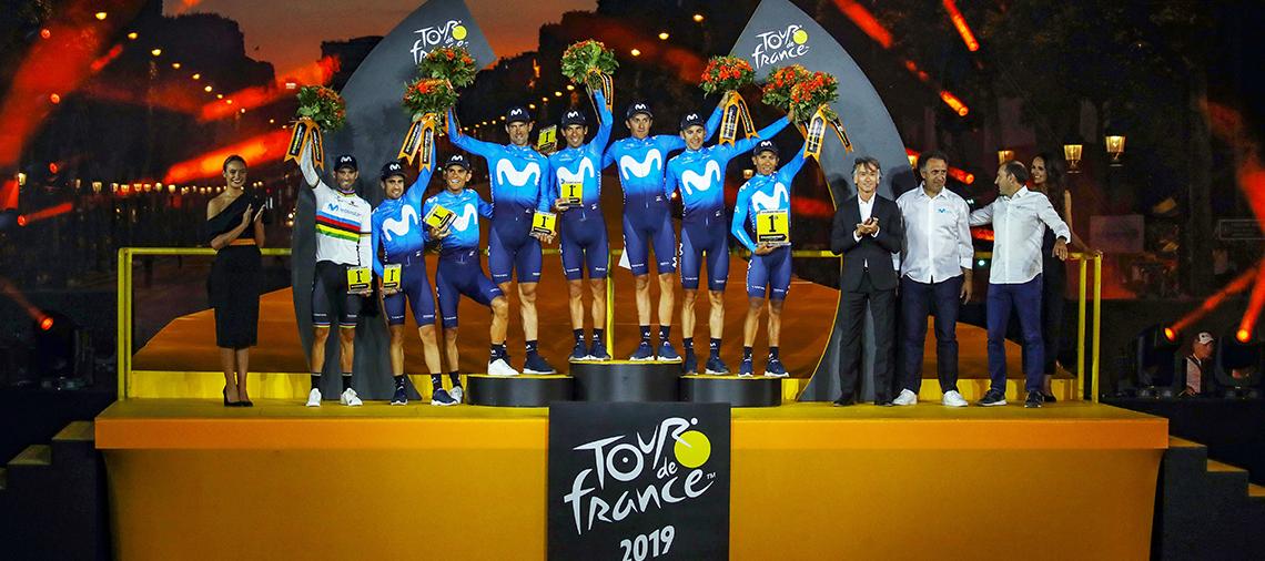 Movistar Team, en el podio del Tour de Francia 2019, temporada en la que conquistaron la clasificación por escuadras en las tres grandes vueltas. (c) BettiniPhoto