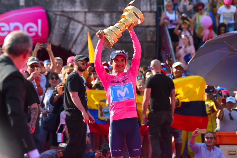 Richard Carapaz, con el trofeo de la última gran vuelta conquistada hasta el momento por Movistar Team, el Giro de Italia 2019. (c) BettiniPhoto