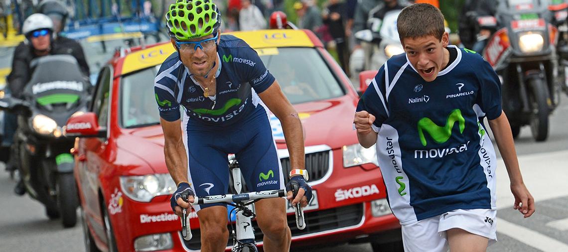 Una icónica imagen: un niño, de nombre Pau, corre junto a Alejandro Valverde con una camiseta de Movistar Team camino del triunfo del murciano en la 17ª etapa del Tour de Francia 2012, con final en Peyragudes. (c) Cor Vos