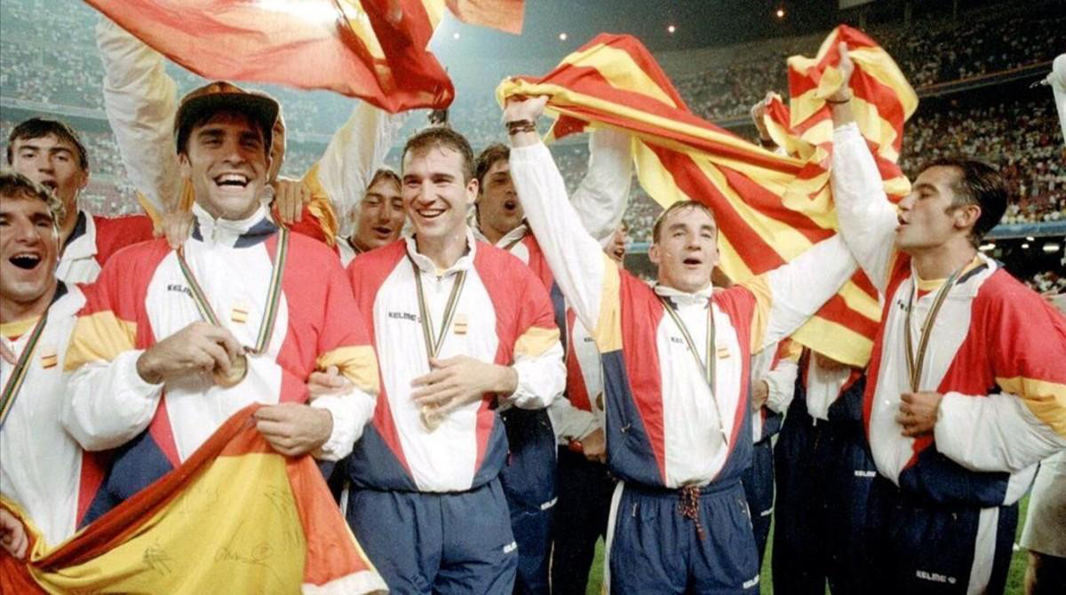Los jugadores de la Seleccion Española de Fútbol celebran la medalla de oro conseguida. / El Periódico