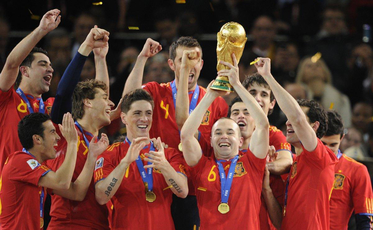 Los jugadores de la selección española celebran la victoria en la final del Mundial de Sudáfrica disputada contra Holanda en Johannesburgo el 11 de julio del 2010. / JAVIER SORIANO (AFP)