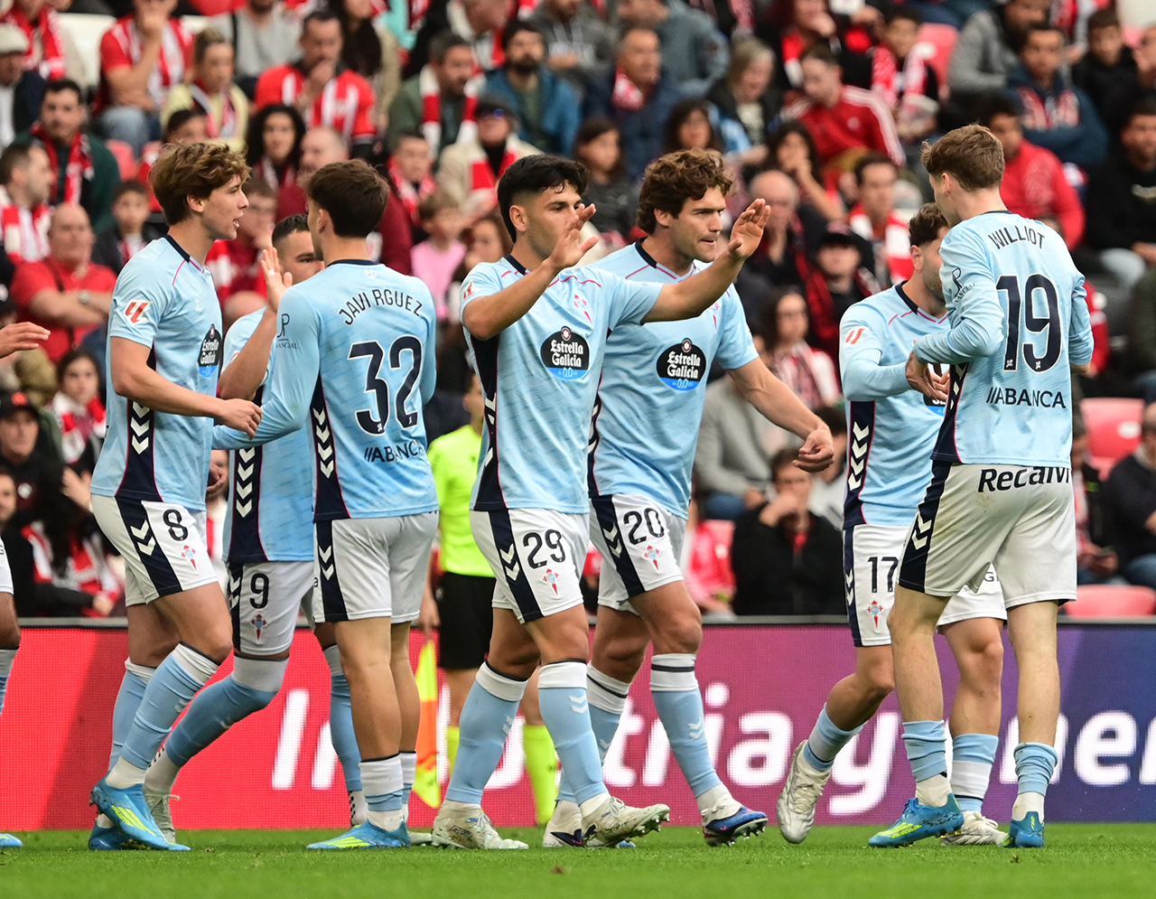 Los jugadores del Celta celebran en San Mamés un triunfo que alimenta la ilusión celeste en el cierre de temporada - Foto: LALIGA