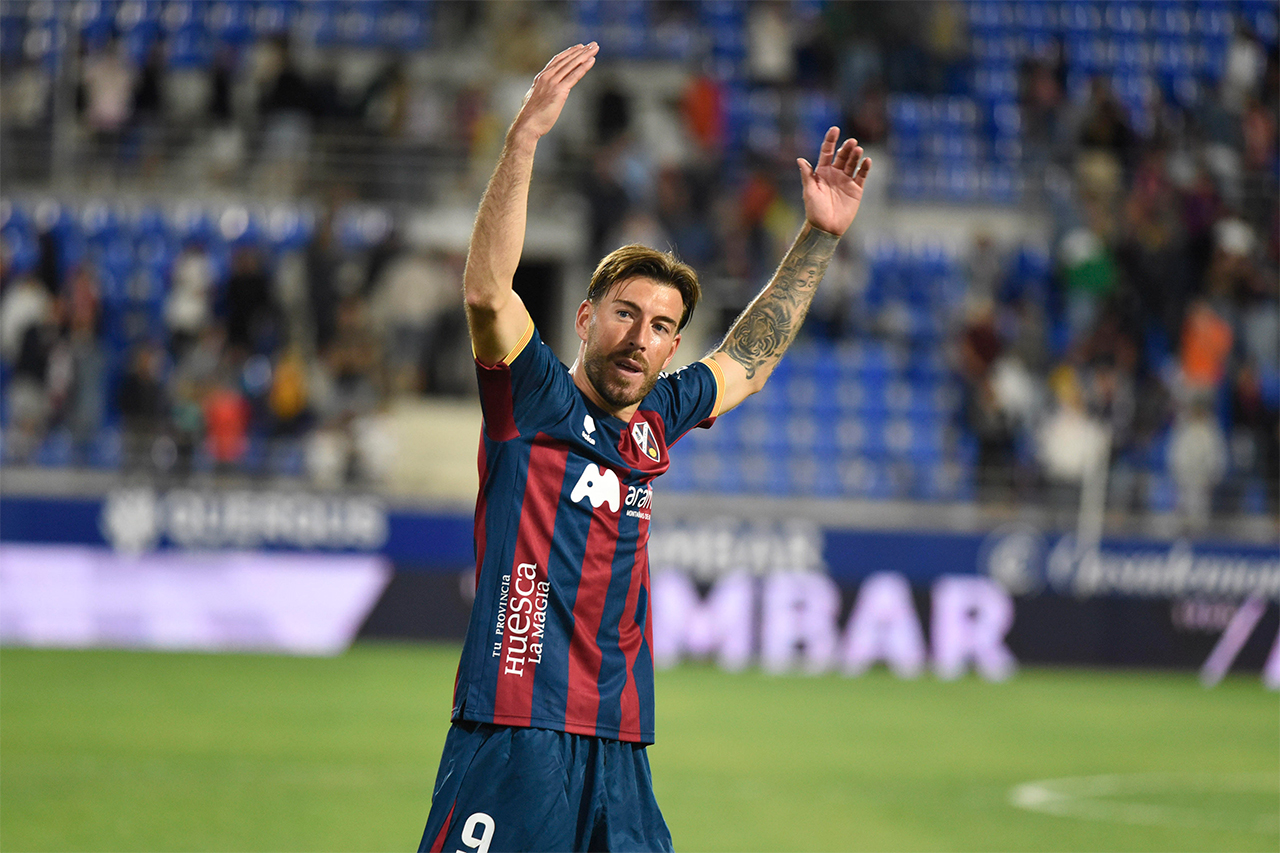 Sergi Enrich empuja al Huesca y a su afición en un tramo final de temporada marcado por la pelea por la permanencia - Foto: LALIGA