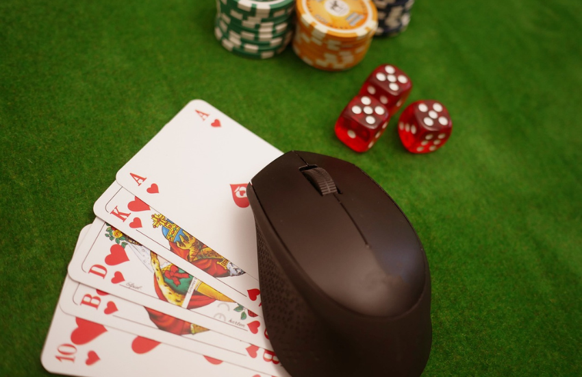 Jugar en un casino online con fichas, dados y cartas.