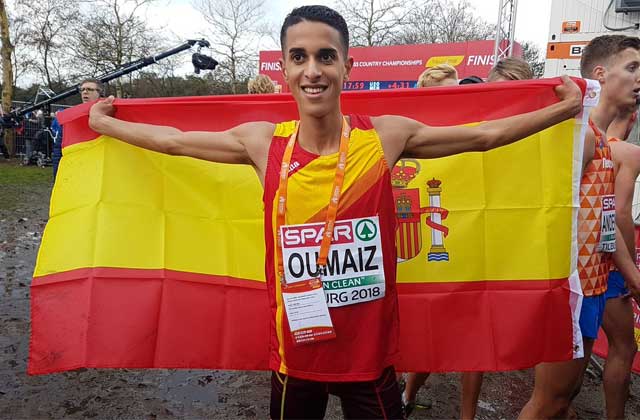 Oumaiz posa con la bandera española tras su plata en Tilburg / RFEA