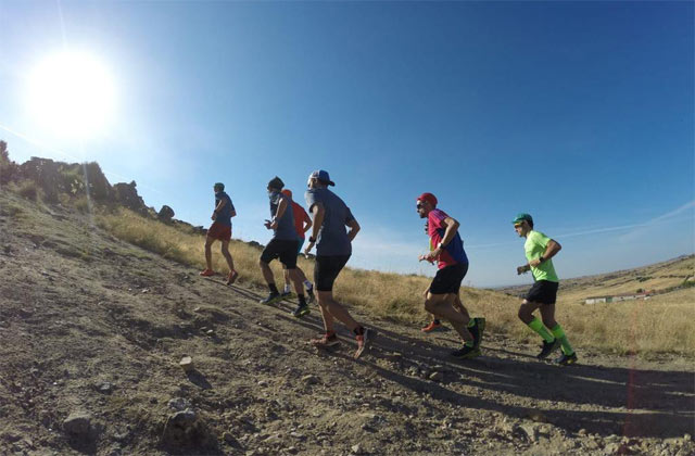 'Trail runners' corriendo por la montaña / Salomon