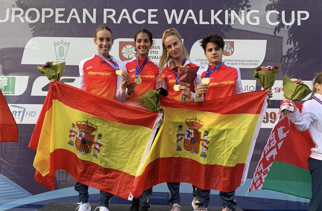 Las chicas de los 20km marcha, posando con la bandera española / RFEA