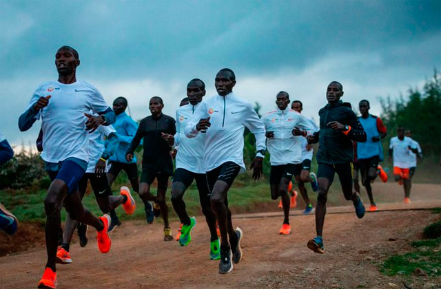 Kipchoge, entrenando con su equipo en Eldoret / INEOS