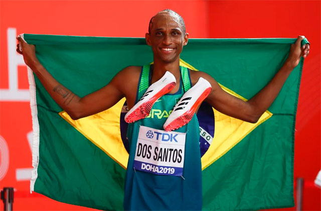 Dos Santos posa con la bandera de Brasil / Wagner Carmo (CBat)