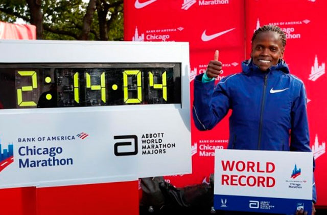 Kosgei posa con el récord del mundo